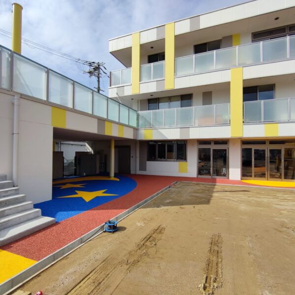 大阪府大阪狭山市 保育施設 (8) ゴムチップ舗装