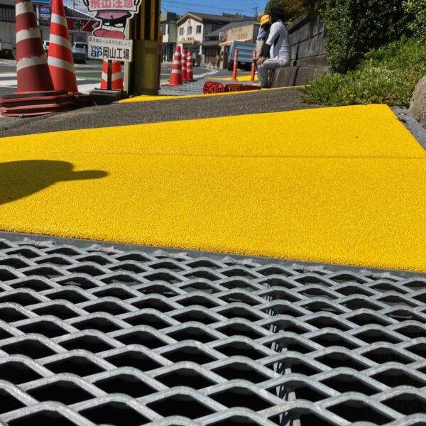 グレーチング蓋保護 (3) ゴムチップ舗装