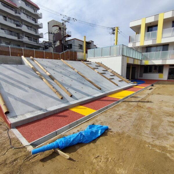 大阪府大阪狭山市 保育施設 (3) ゴムチップ舗装