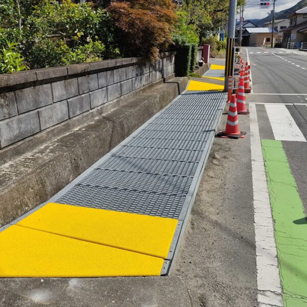 グレーチング蓋保護 (4) ゴムチップ舗装