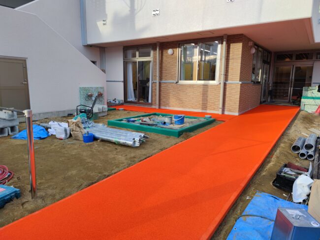 ソフトグラウンド　砂場枠タイプ　ゴムチップ舗装