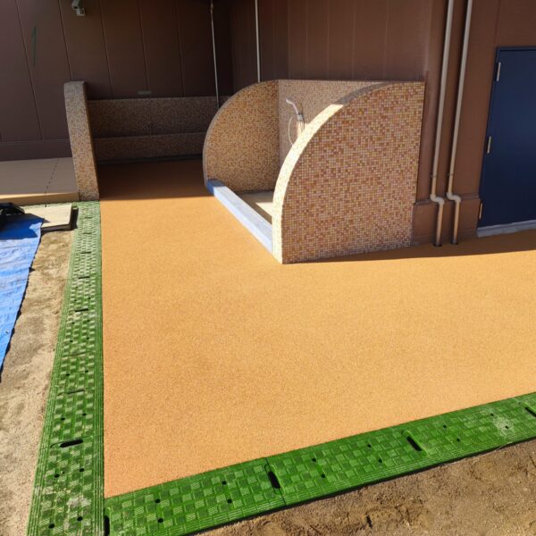 ソフトグラウンド　砂場枠タイプ　ゴムチップ舗装