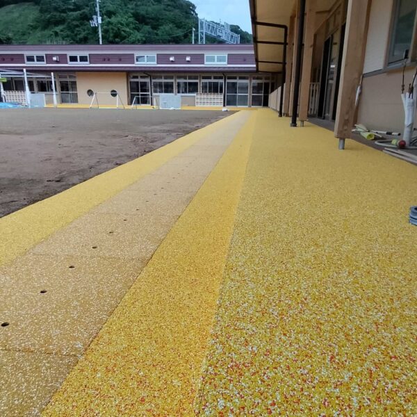 ソフトグラウンド　標準タイプ　溝蓋タイプ　ゴムチップ舗装