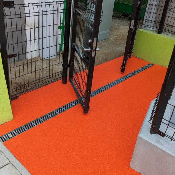 ゴムチップ舗装　ソフトグラウンド　標準タイプ　砂場枠タイプ