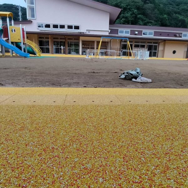 ソフトグラウンド　標準タイプ　溝蓋タイプ　ゴムチップ舗装