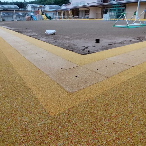 ソフトグラウンド　標準タイプ　溝蓋タイプ　ゴムチップ舗装