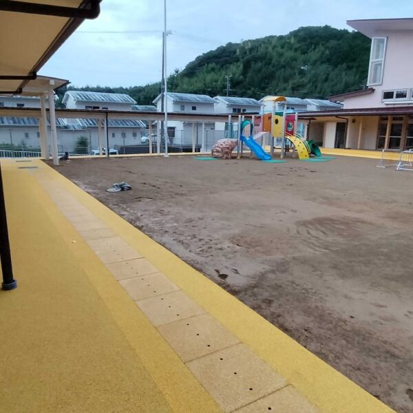 ソフトグラウンド　標準タイプ　溝蓋タイプ　ゴムチップ舗装