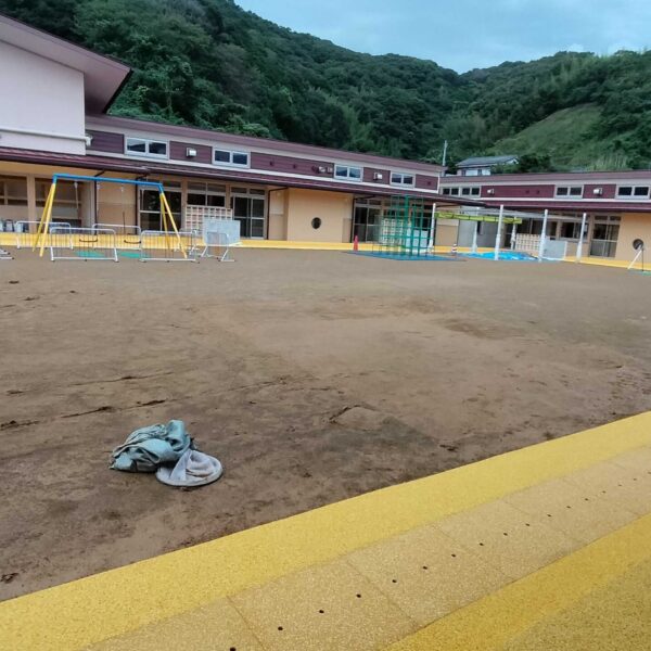 ソフトグラウンド　標準タイプ　溝蓋タイプ　ゴムチップ舗装