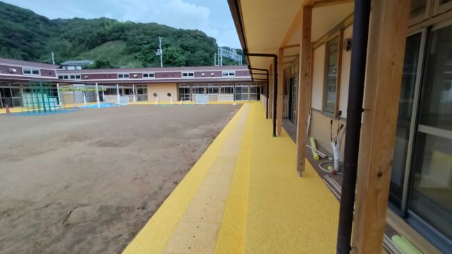 ソフトグラウンド　標準タイプ　溝蓋タイプ　ゴムチップ舗装