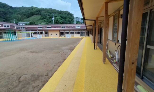 ソフトグラウンド　標準タイプ　溝蓋タイプ　ゴムチップ舗装