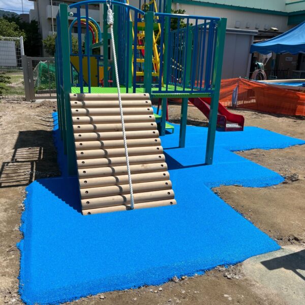 ゴムチップ舗装　ソフトグラウンド　現場施工