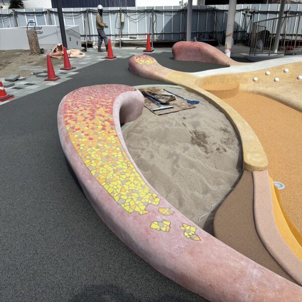 ソフトグラウンド砂場枠　ソフトグラウンド厚塗りタイプ　現場施工　ゴムチップ