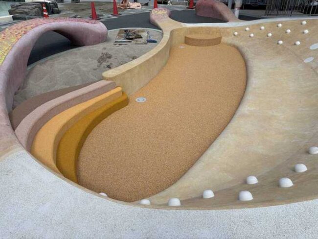 ソフトグラウンド砂場枠　ソフトグラウンド厚塗りタイプ　現場施工　ゴムチップ