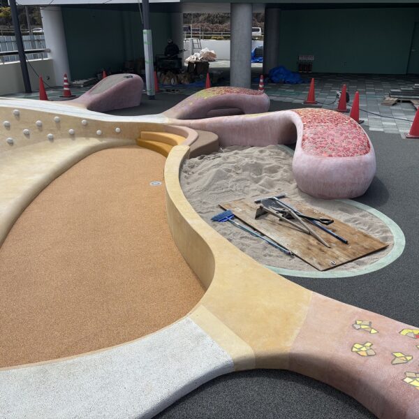 ソフトグラウンド砂場枠　ソフトグラウンド厚塗りタイプ　現場施工　ゴムチップ