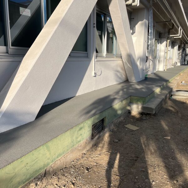 ゴムチップ舗装　標準タイプ　ゴムチップ　ゴム　テラス　岡山県　中学校　テラス　廊下
