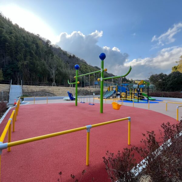 ゴムチップ舗装　京都府長岡京市公園施設　公園施設　厚塗りタイプ　安全基準　アンビエンテック　
