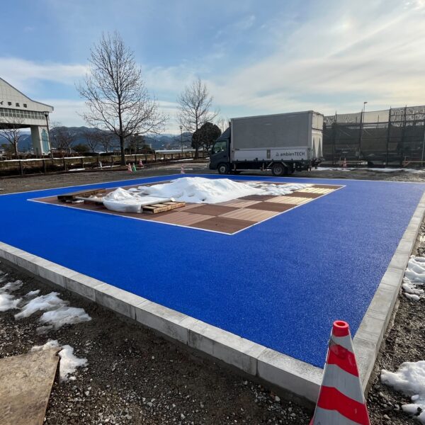 ゴムチップ　ゴムチップ舗装　クッション性　クッション　ゴム　カラーゴムチップ　公園　遊歩道　子供にやさしい　安全　転倒対策　