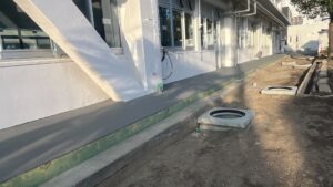ゴムチップ舗装　標準タイプ　ゴムチップ　ゴム　テラス　岡山県　中学校　テラス　廊下