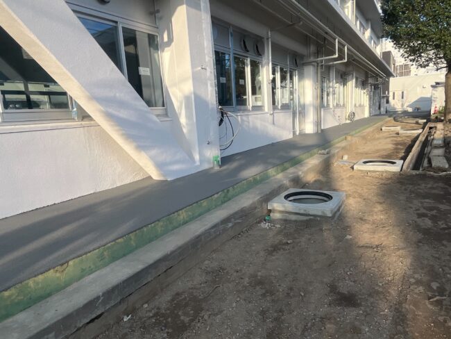 ゴムチップ舗装　標準タイプ　ゴムチップ　ゴム　テラス　岡山県　中学校　テラス　廊下