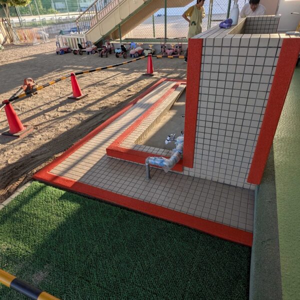 ゴムチップ舗装砂場枠タイプ　幼稚園　手洗い場　クッション　安心安全　怪我防止　オリジナル　特別仕様　自由設計　カラーゴムチップ　