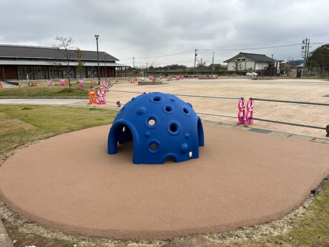 ゴムチップ舗装　ゴムチップ　ｺﾞﾑﾁｯﾌﾟ　ゴムチップ舗装厚塗りタイプ　厚塗り　標準タイプ　安全　優しい　HIC値　衝撃吸収　ウレタン　ウレタン弾性