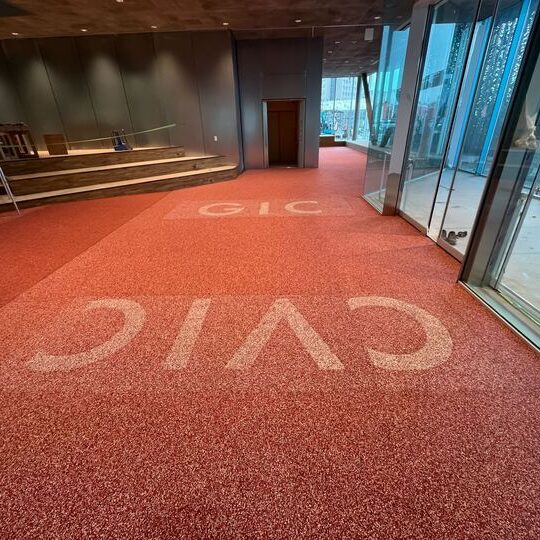 ゴムチップ舗装　ｺﾞﾑﾁｯﾌﾟゴムチップ　クッションフロア　学校施設　教育機関　安心　安全　優しい　ソフトグラウンド　混合色　特注色